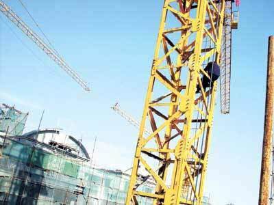 北京一民工爬上塔吊 討回工錢后當(dāng)眾下跪(組圖)