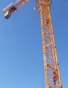 七旬老太昏倒30米塔吊，三名消防勇士成功營救